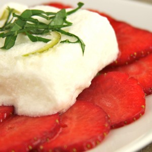 Parfait glace et carpaccio de fraises au basilic