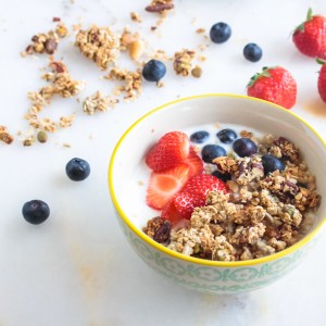 Granola met yoghurt en aardbeien