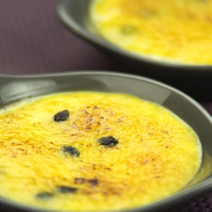 Creme brulee met een coulis van exotische vruchten