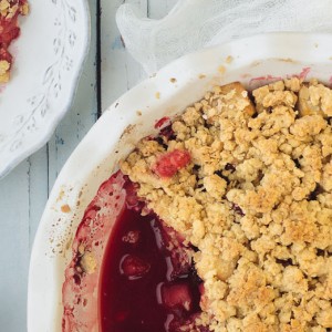 Crumble de flocons d’avoine aux pommes et fruits rouges