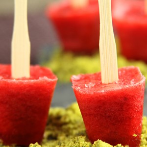 Lollies van aardbeien- en frambozensorbet, pistacheschilfers