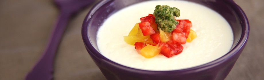 Pannacotta à la vanille, pesto à la coriandre et fruits de saison